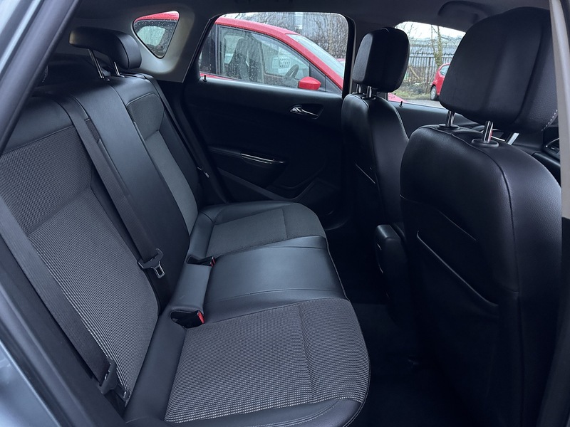 Vauxhall 1.6 16v SE Hatchback 5dr Petrol Manual Euro 5 (115 ps)