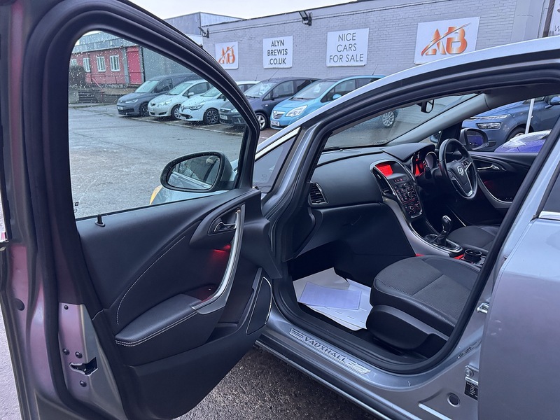 Vauxhall 1.6 16v SE Hatchback 5dr Petrol Manual Euro 5 (115 ps)