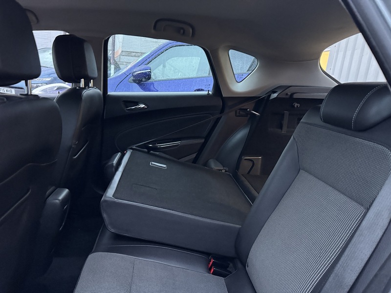 Vauxhall 1.6 16v SE Hatchback 5dr Petrol Manual Euro 5 (115 ps)