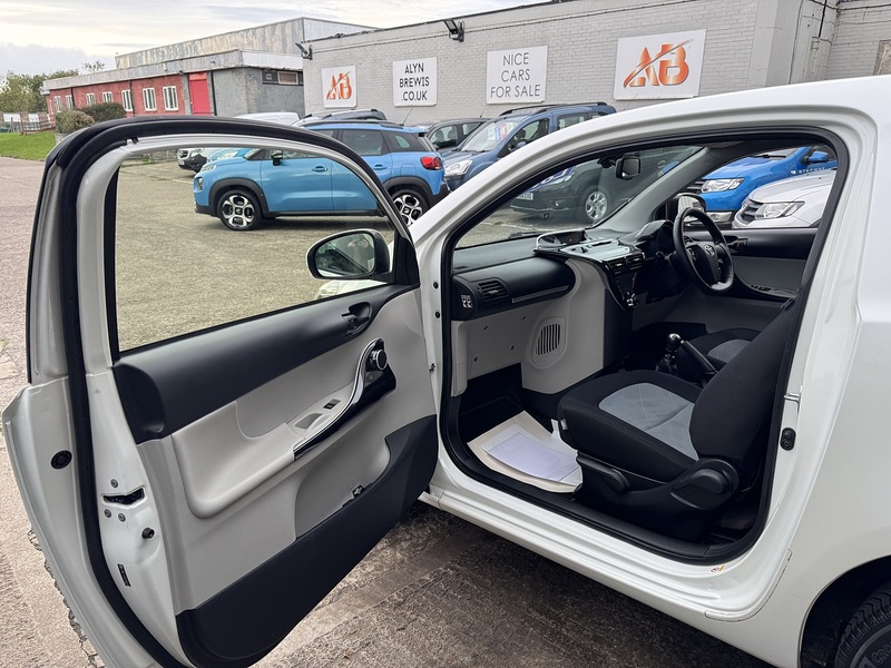 Toyota 1.0 VVT-i 2 Hatchback 3dr Petrol Manual Euro 5 (68 ps)