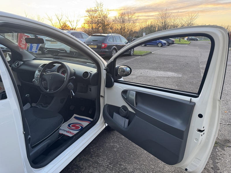 Peugeot 1.0 12V Envy Hatchback 3dr Petrol Manual Euro 5 (68 ps)