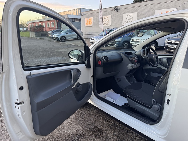 Peugeot 1.0 12V Envy Hatchback 3dr Petrol Manual Euro 5 (68 ps)