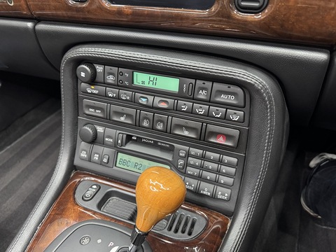 4.2 Supercharged Convertible 2dr Petrol Automatic (304 g/km, 400 bhp)