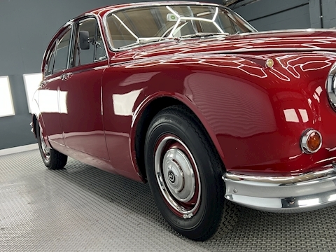 V8 2.5 4dr Saloon Automatic Petrol