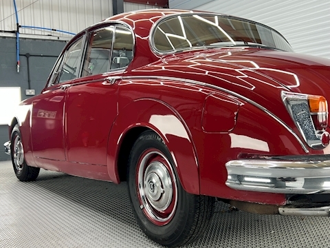 V8 2.5 4dr Saloon Automatic Petrol