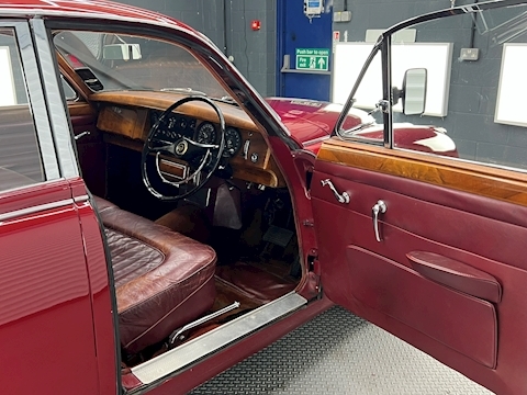 V8 2.5 4dr Saloon Automatic Petrol