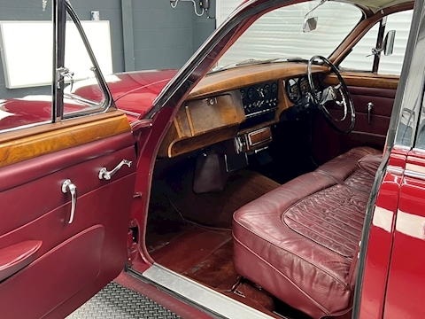 V8 2.5 4dr Saloon Automatic Petrol