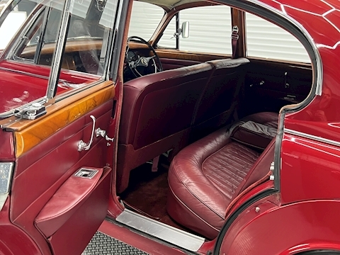 V8 2.5 4dr Saloon Automatic Petrol