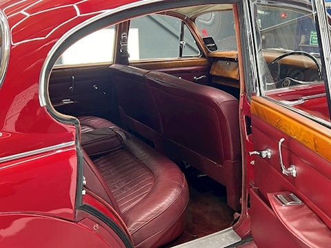 V8 2.5 4dr Saloon Automatic Petrol