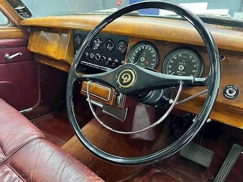 V8 2.5 4dr Saloon Automatic Petrol
