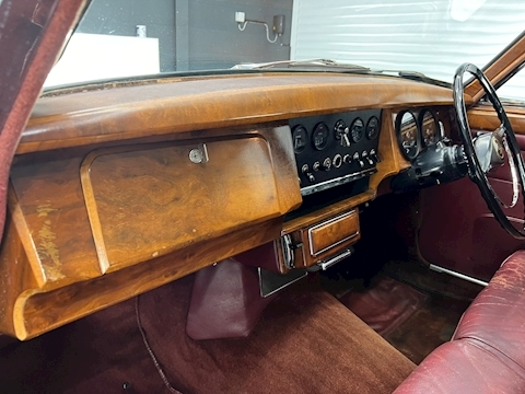 V8 2.5 4dr Saloon Automatic Petrol