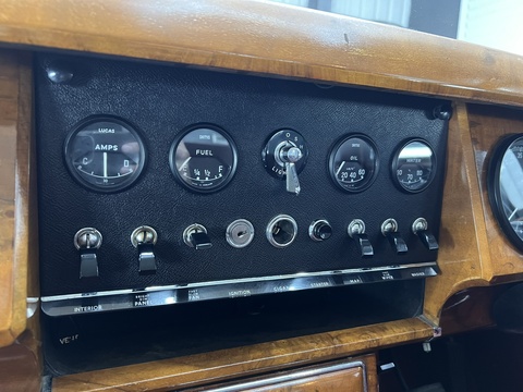 V8 2.5 4dr Saloon Automatic Petrol