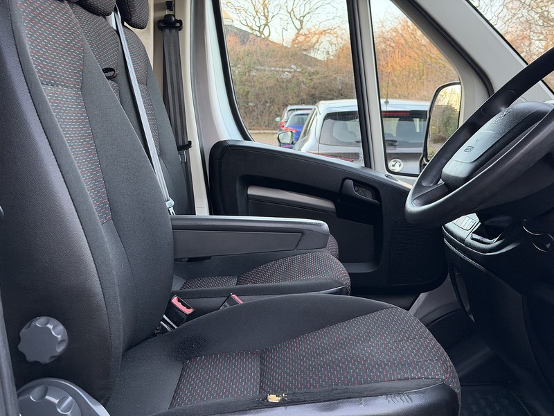 Peugeot Boxer BlueHDi 335 Professional - U405