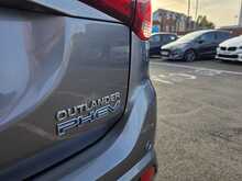 Mitsubishi Outlander 2.4h TwinMotor 13.8kWh 5hs SUV 5dr Petrol Plug-in Hybrid CVT 4WD Euro 6 (s/s) (209 ps) 