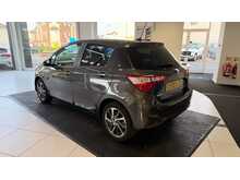 Toyota Yaris 1.5 VVT-h Y20 Bi-tone Hatchback 5dr Petrol Hybrid E-CVT Euro 6 (s/s) (100 ps) 