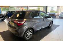 Toyota Yaris 1.5 VVT-h Y20 Bi-tone Hatchback 5dr Petrol Hybrid E-CVT Euro 6 (s/s) (100 ps) 