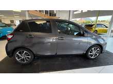 Toyota Yaris 1.5 VVT-h Y20 Bi-tone Hatchback 5dr Petrol Hybrid E-CVT Euro 6 (s/s) (100 ps) 