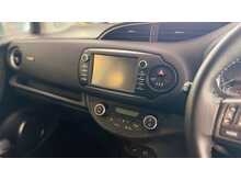 Toyota Yaris 1.5 VVT-h Y20 Bi-tone Hatchback 5dr Petrol Hybrid E-CVT Euro 6 (s/s) (100 ps) 