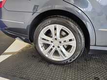 Mercedes-Benz E Class 2.1 E250 CDI BlueEfficiency Avantgarde Saloon 4dr Diesel G-Tronic+ Euro 5 (s/s) (204 ps) 
