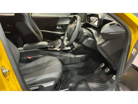 Peugeot 208 PureTech Allure Premium + - U5301