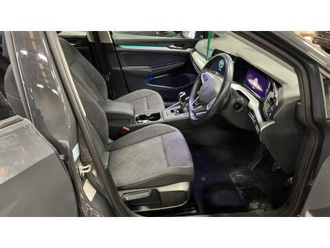 Volkswagen Golf TSI Life - U5476