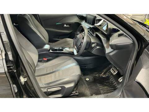 Peugeot E-208 Allure Premium + - U6009
