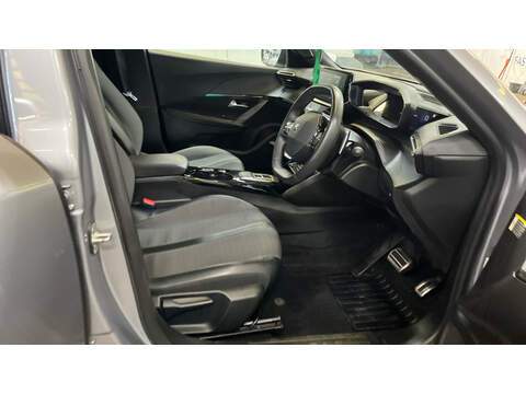 Peugeot 2008 PureTech Allure Premium + - U6837