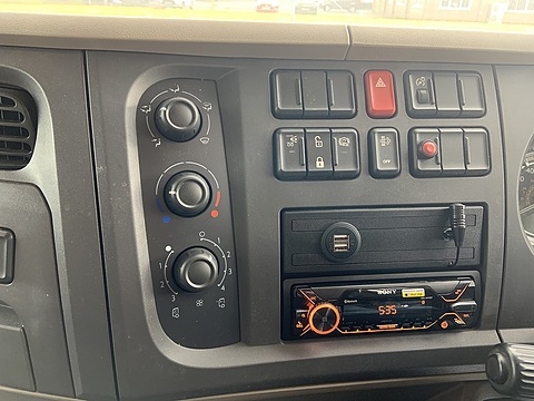 PRB R220 Auto 4.5 Livestock carrier Automated Diesel