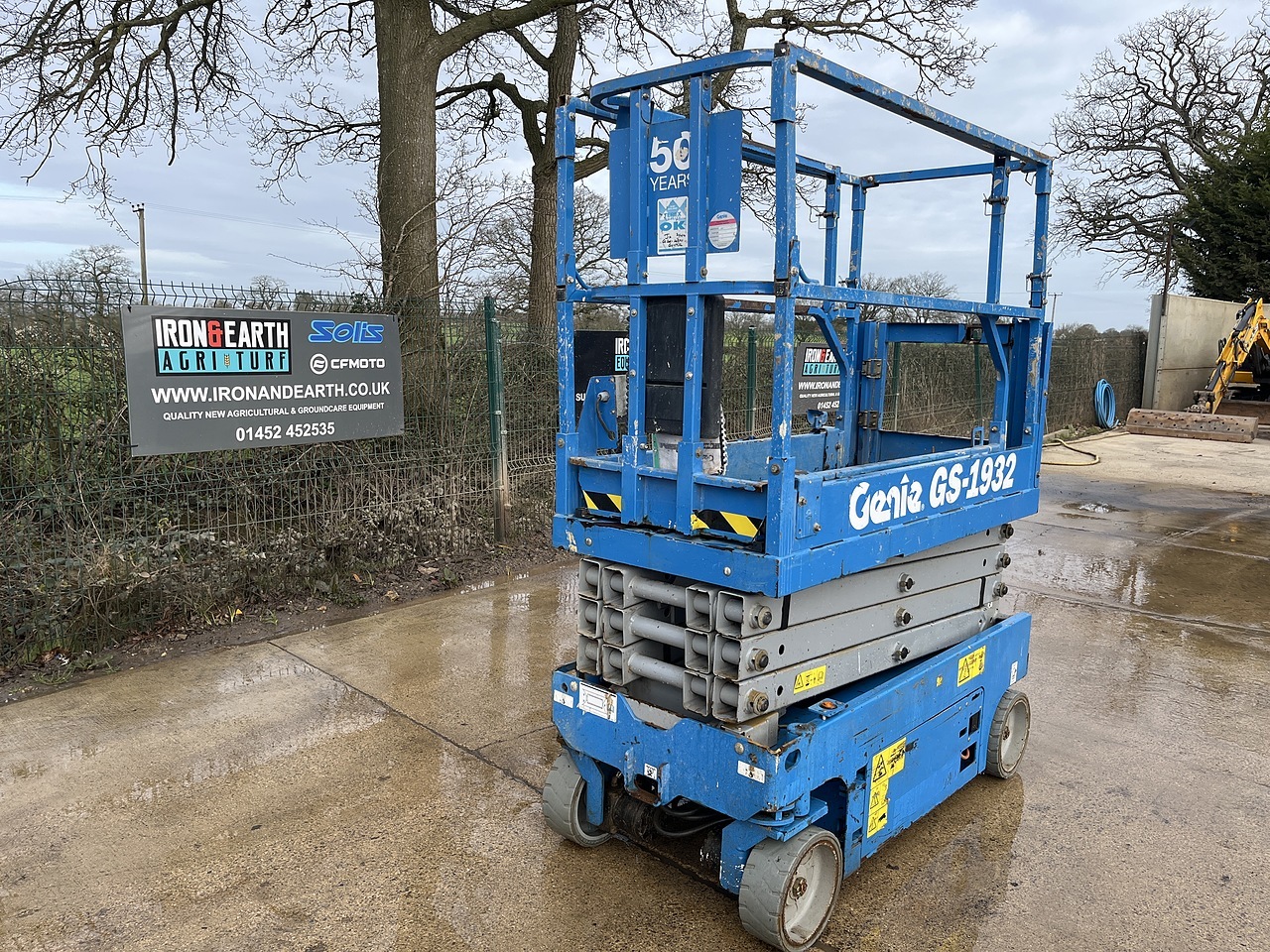 2016 Genie GS-1932 Scissor Lift scissor lift for sale in Berkeley, Gloucestershire — photo 2