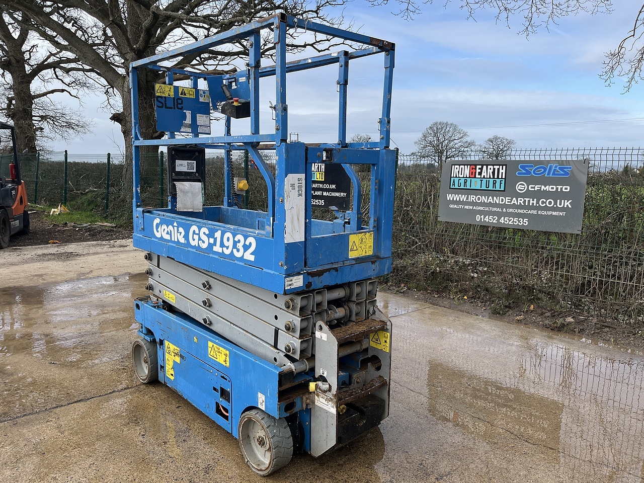 2016 Genie GS-1932 Scissor Lift scissor lift for sale in Berkeley, Gloucestershire — photo 3