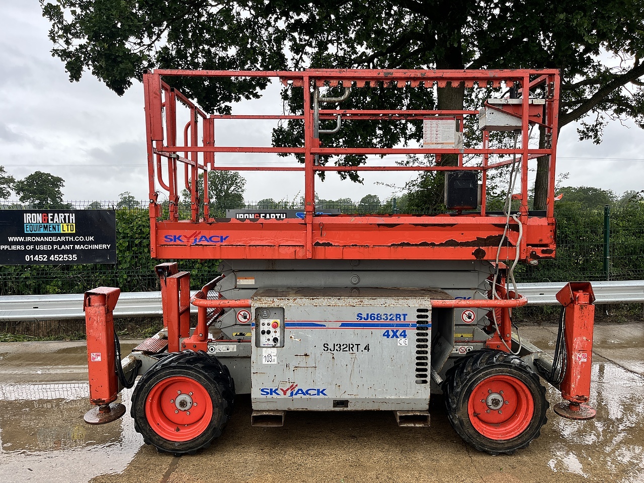 Skyjack 2012 Scissor Lift D