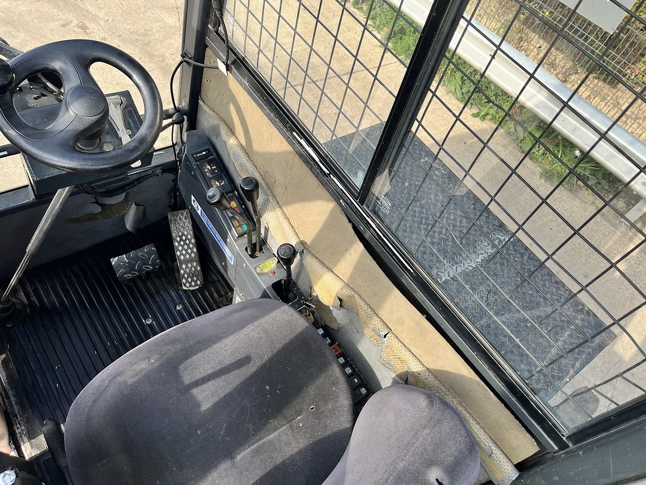 2007 Linde S40 Side Loader Forklift forklift for sale in Berkeley, Gloucestershire — photo 10
