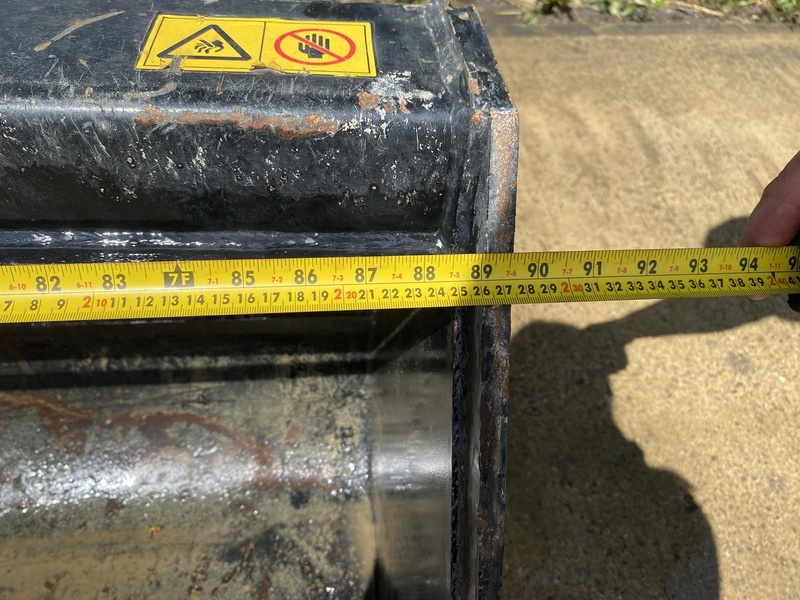 Used 90" Manitou Telehandler Bucket Image 4