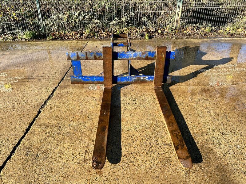 Used Pallet Forks on JCB Hitch For Excavator Image 1
