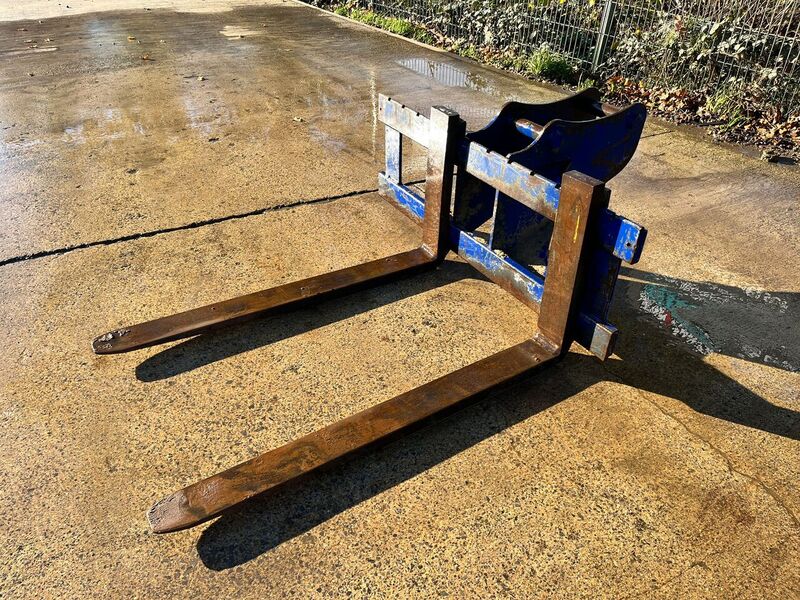 Used Pallet Forks on JCB Hitch For Excavator Image 3