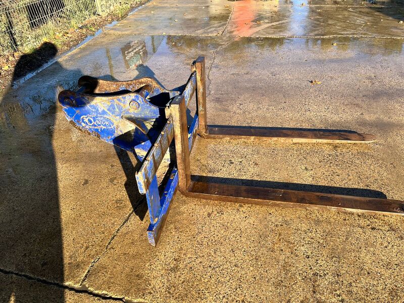 Used Pallet Forks on JCB Hitch For Excavator Image 5
