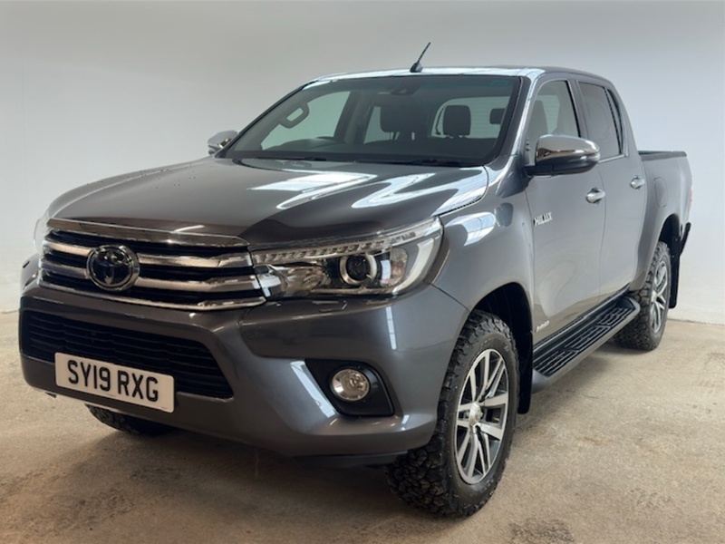 Toyota 2.4 D-4D Invincible Pickup Double Cab 4dr Diesel Manual 4WD Euro 6 (s/s) (TSS) (150 ps)