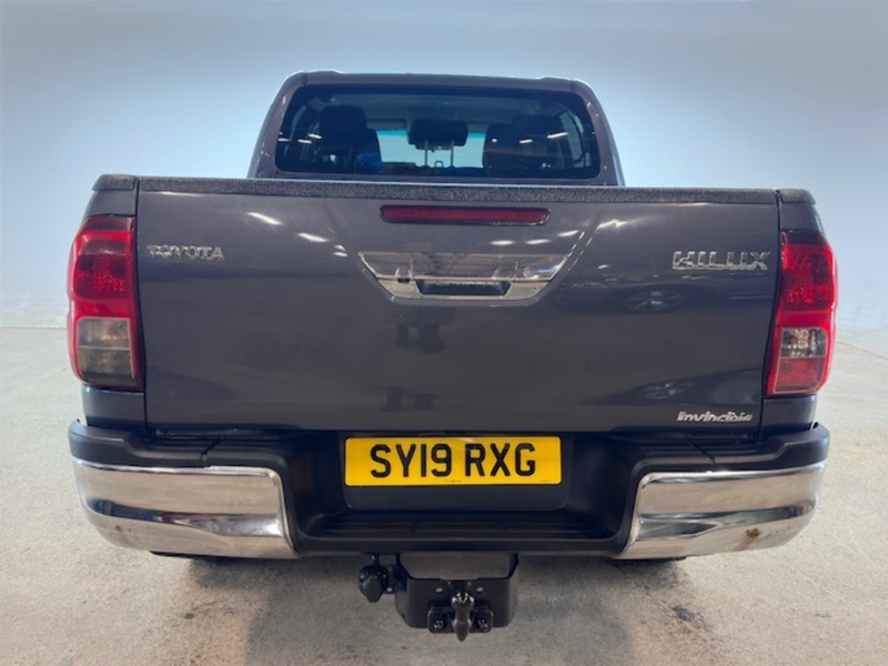 Toyota 2.4 D-4D Invincible Pickup Double Cab 4dr Diesel Manual 4WD Euro 6 (s/s) (TSS) (150 ps)
