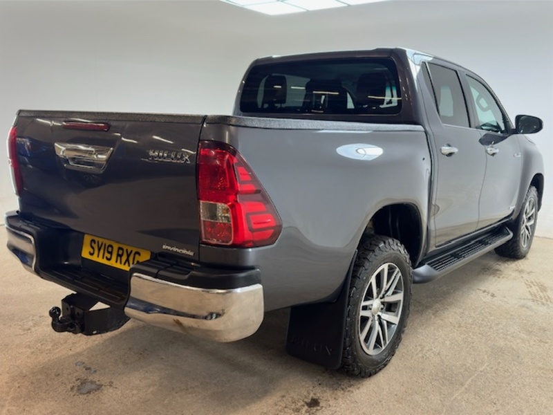 Toyota 2.4 D-4D Invincible Pickup Double Cab 4dr Diesel Manual 4WD Euro 6 (s/s) (TSS) (150 ps)