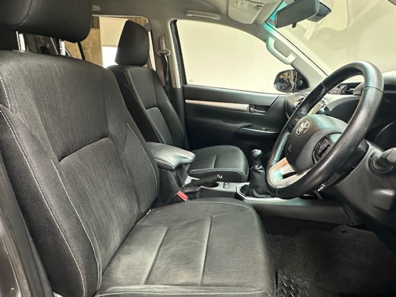 Toyota 2.4 D-4D Invincible Pickup Double Cab 4dr Diesel Manual 4WD Euro 6 (s/s) (TSS) (150 ps)