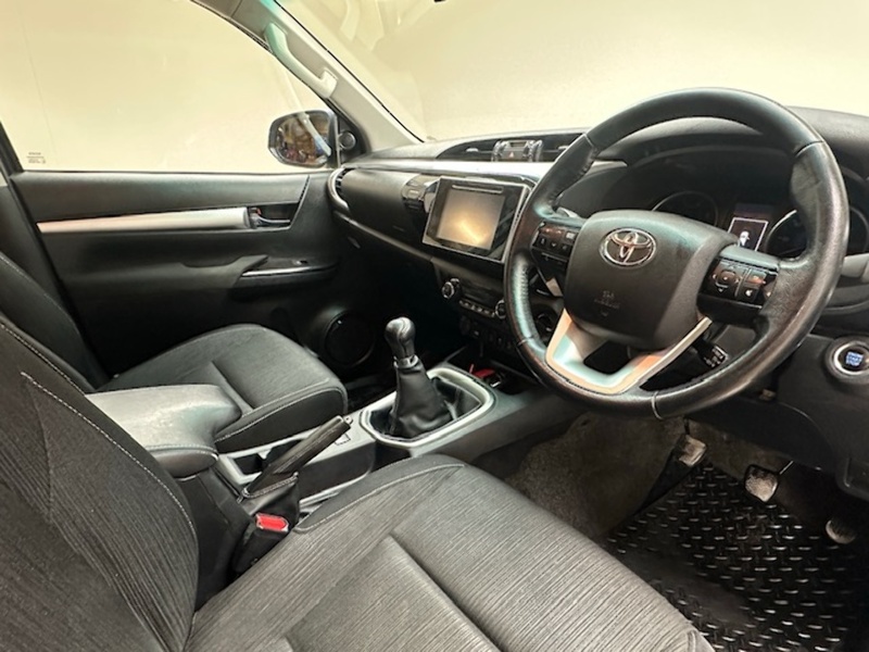 Toyota 2.4 D-4D Invincible Pickup Double Cab 4dr Diesel Manual 4WD Euro 6 (s/s) (TSS) (150 ps)
