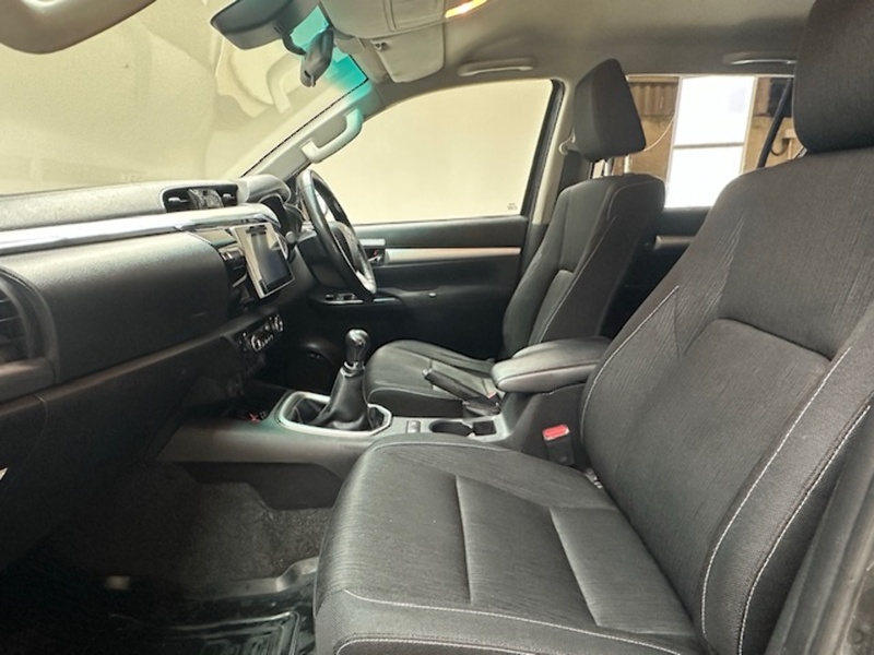 Toyota 2.4 D-4D Invincible Pickup Double Cab 4dr Diesel Manual 4WD Euro 6 (s/s) (TSS) (150 ps)
