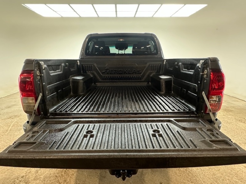 Toyota 2.4 D-4D Invincible Pickup Double Cab 4dr Diesel Manual 4WD Euro 6 (s/s) (TSS) (150 ps)