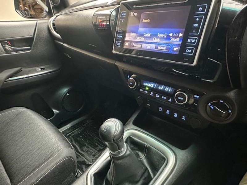 Toyota 2.4 D-4D Invincible Pickup Double Cab 4dr Diesel Manual 4WD Euro 6 (s/s) (TSS) (150 ps)