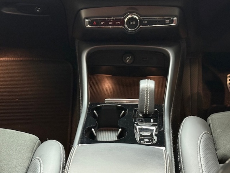 Volvo 2.0 T4 R-Design Pro SUV 5dr Petrol Auto Euro 6 (s/s) (190 ps)