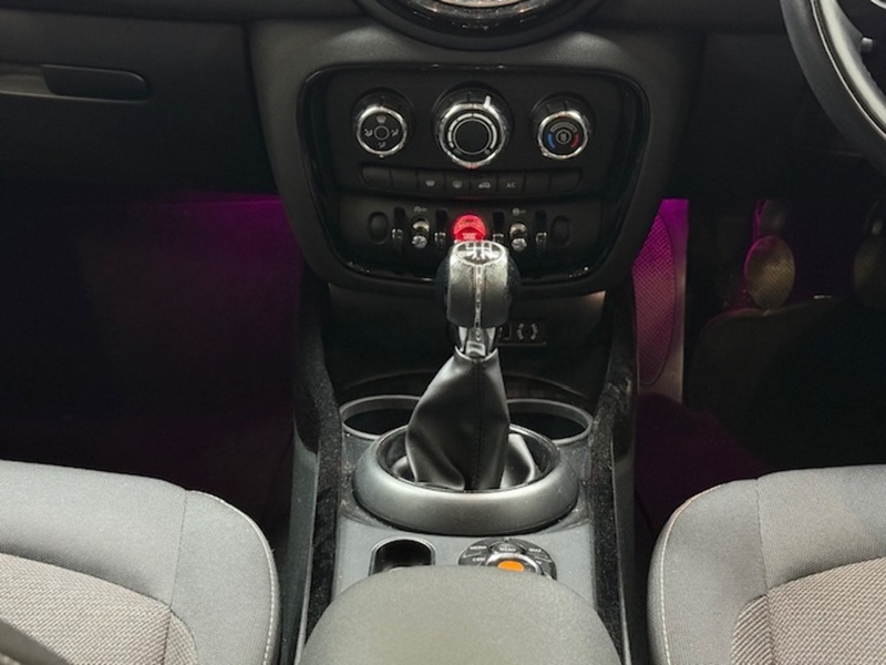 MINI 1.5 Cooper (Black Pack) Estate 6dr Petrol Manual Euro 6 (s/s) (136 ps)