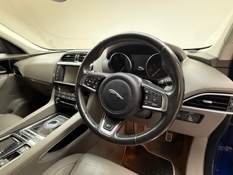 Jaguar 2.0 D180 R-Sport SUV 5dr Diesel Auto AWD Euro 6 (s/s) (180 ps)