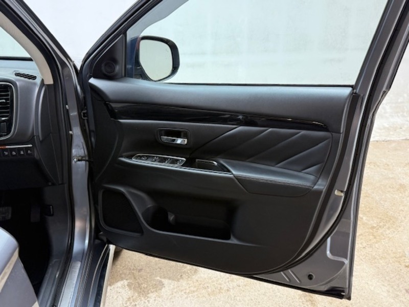 Mitsubishi 2.0h 12kWh 4hs SUV 5dr Petrol Plug-in Hybrid CVT 4WD Euro 6 (s/s) (200 ps)