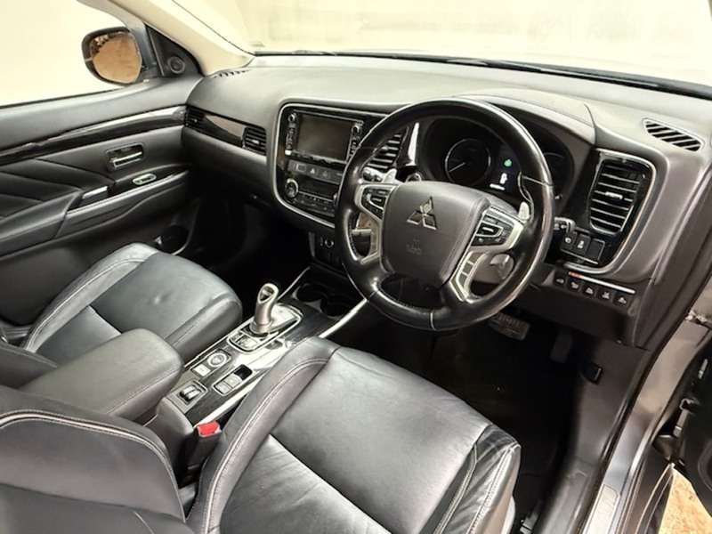 Mitsubishi 2.0h 12kWh 4hs SUV 5dr Petrol Plug-in Hybrid CVT 4WD Euro 6 (s/s) (200 ps)