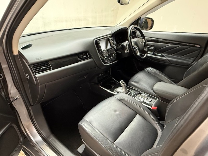 Mitsubishi 2.0h 12kWh 4hs SUV 5dr Petrol Plug-in Hybrid CVT 4WD Euro 6 (s/s) (200 ps)